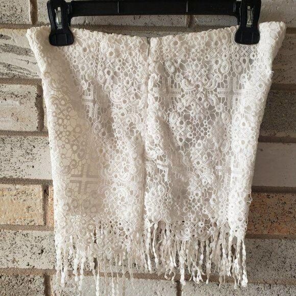 Women Fringe Hem Guipure Lace Shorts - Picture 4 of 6